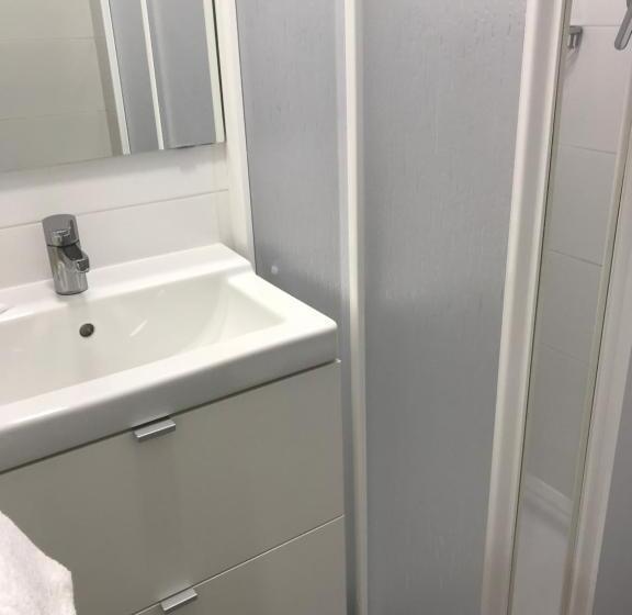 اتاق ساده با بالکن, Hostal La Terrassa