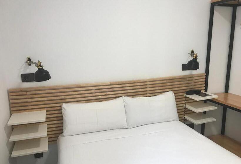 اتاق ساده با بالکن, Hostal La Terrassa