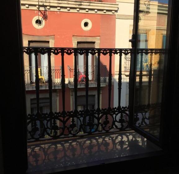 اتاق ساده با بالکن, Hostal La Terrassa