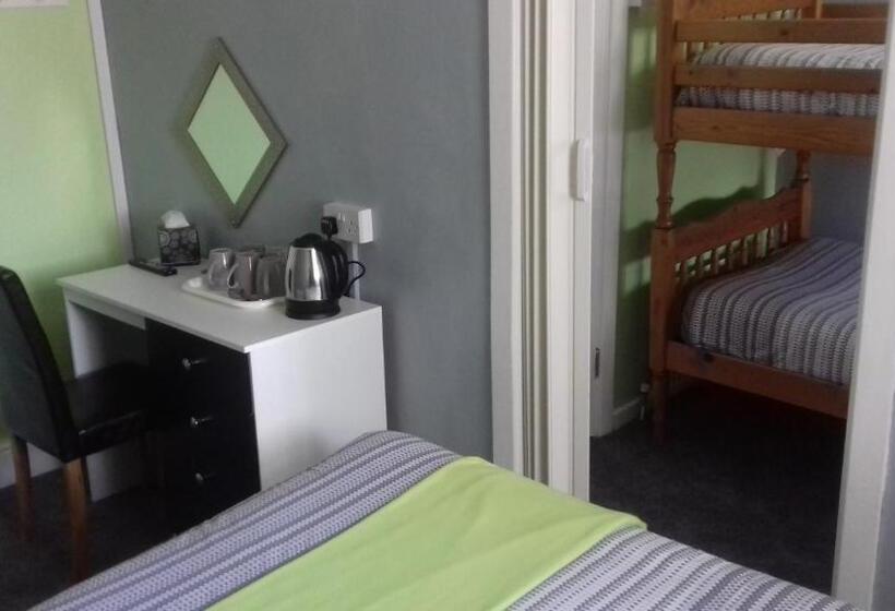 חדר משפחתי, Elmfield