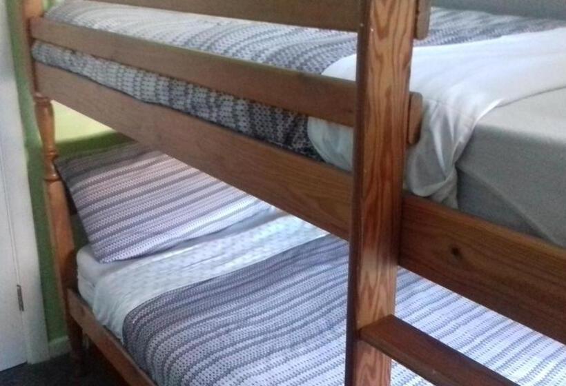 חדר משפחתי, Elmfield