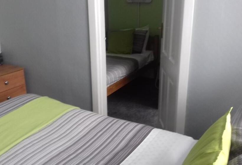 חדר משפחתי, Elmfield