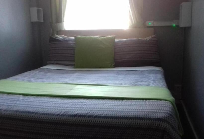 חדר משפחתי, Elmfield