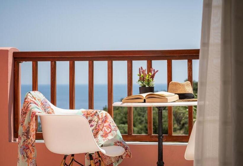 חדר סטנדרט לשלושה, Naftilos