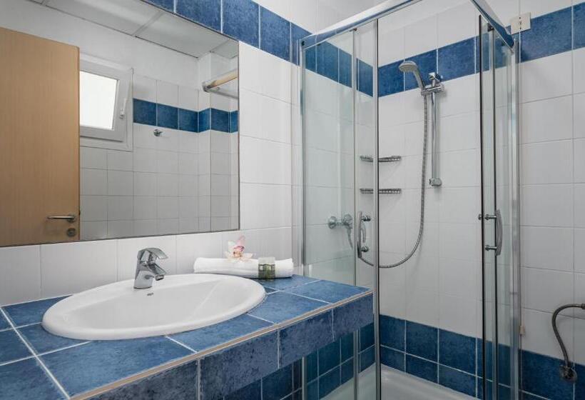 חדר סטנדרט לשלושה, Naftilos