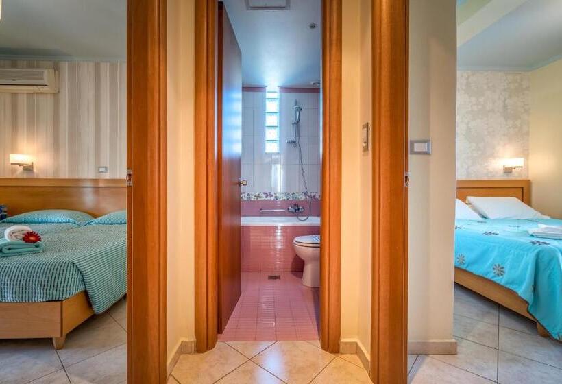 غرفة عائلية مطلّة علي البحر, Plaza