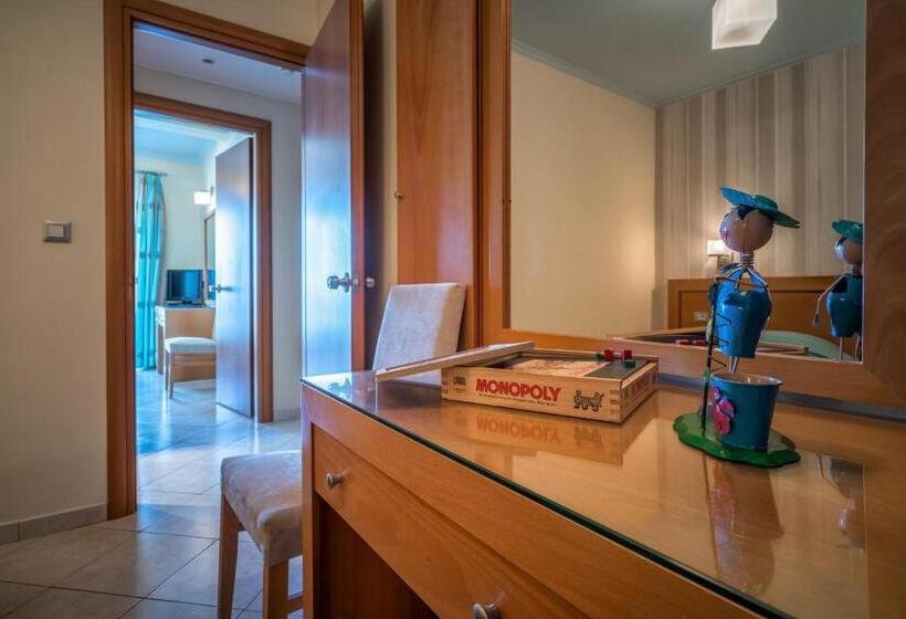 غرفة عائلية مطلّة علي البحر, Plaza