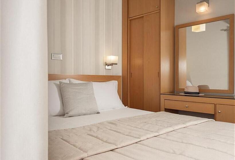 غرفة عائلية مطلّة علي البحر, Plaza