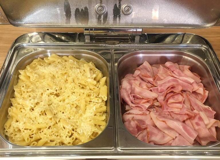 غرفة عائلية مطلّة علي البحر, Plaza