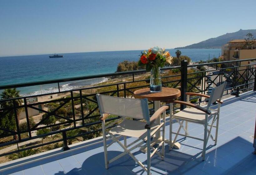 جناح جونيور مطلّ علي البحر, Plaza