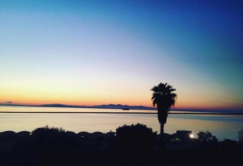 جناح جونيور مطلّ علي البحر, Plaza