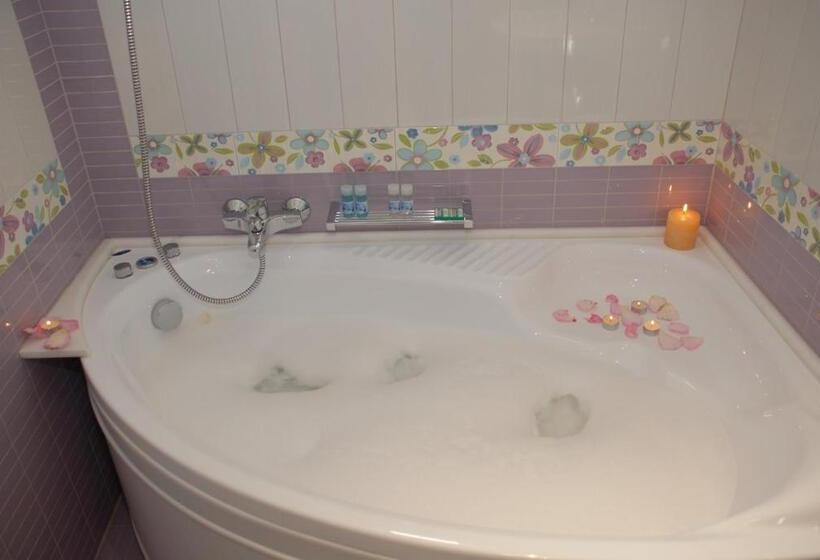 جناح جونيور مطلّ علي البحر, Plaza