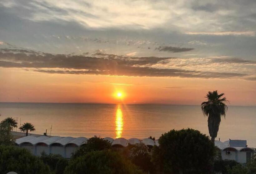 جناح جونيور مطلّ علي البحر, Plaza