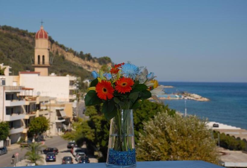 جناح جونيور مطلّ علي البحر, Plaza