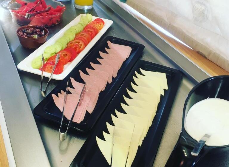 جناح جونيور مطلّ علي البحر, Plaza