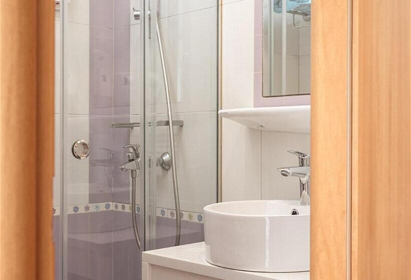 غرفة قياسية مطلّة علي البحر, Plaza