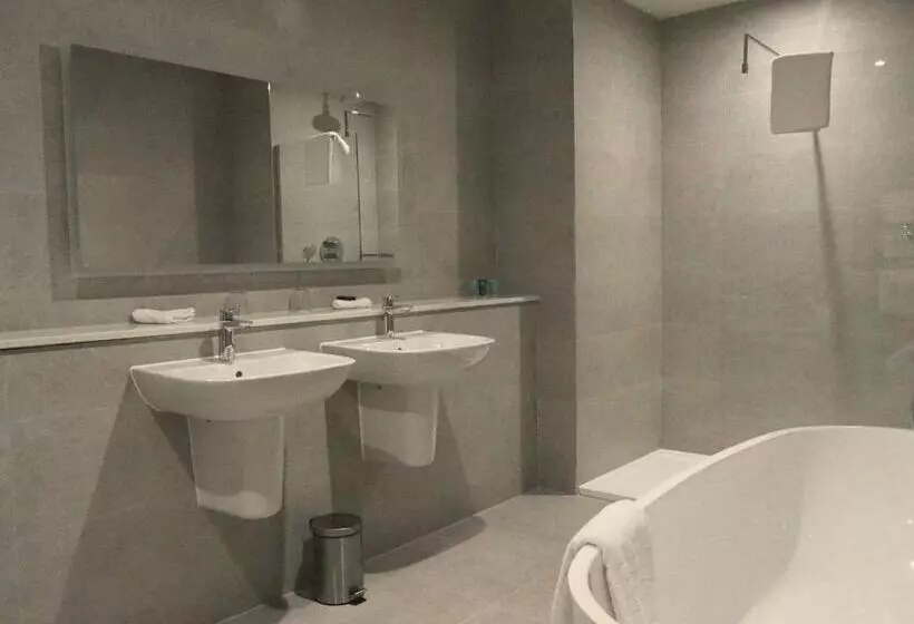 キングサイズベッドのスイートルーム, Ramada Telford Ironbridge