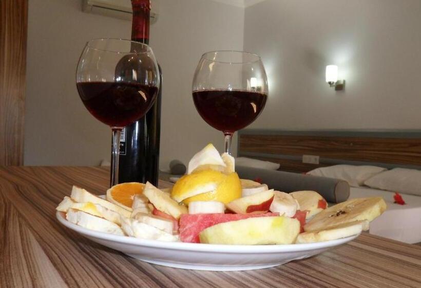 غرفة كلاسيكية ثلاثية, Ozukara Apart 1