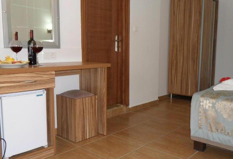 غرفة كلاسيكية ثلاثية, Ozukara Apart 1