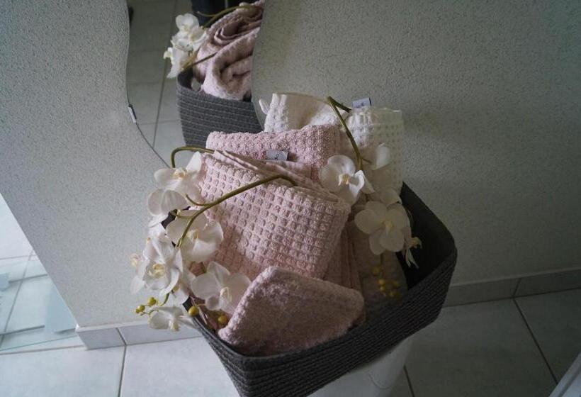 חדר משפחתי נוף לגינה, Chambre D’hôtes La Jument Grise