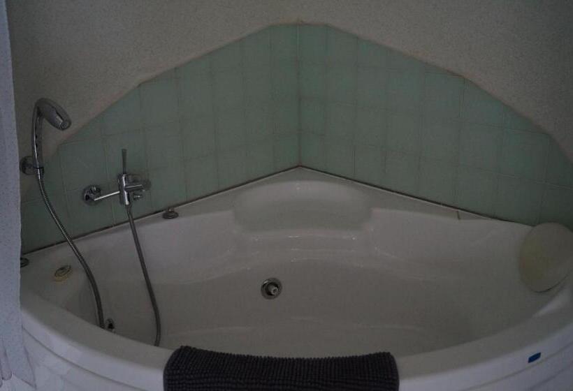 חדר משפחתי נוף לגינה, Chambre D’hôtes La Jument Grise