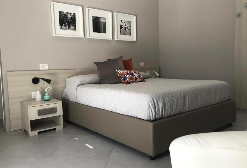 חדר משפחתי, La Corte Di Arianna