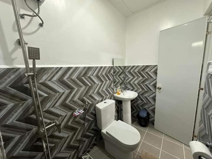 اتاق خانوادگی, Rmb Guest House