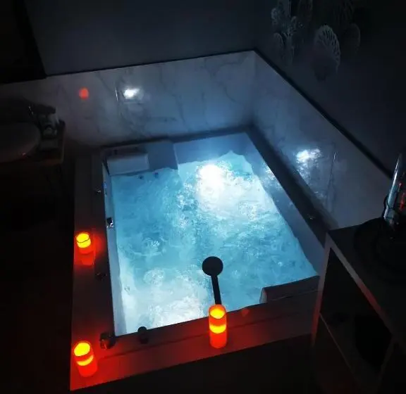 バスタブ付きスタンダードルーム, Spabyelleetlui Spa Rouge Ou Bleu