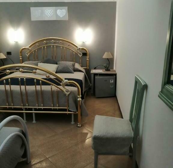 标准三人间, Accussì