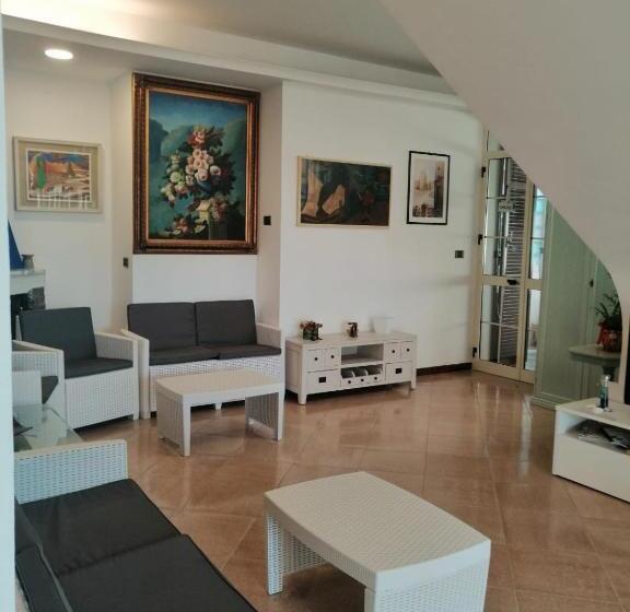 スタンダードルーム, Accussì