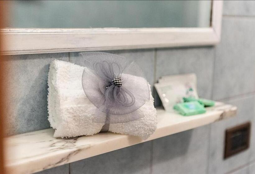 スタンダードトリプルルーム, Accussì