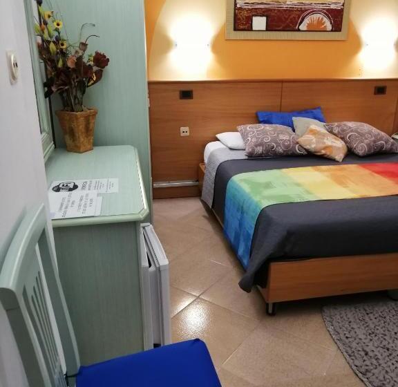 四人标准间, Accussì