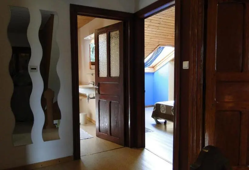 バスルーム共有のトリプルスタンダード, Chambres D Hôtes Des Ardennes