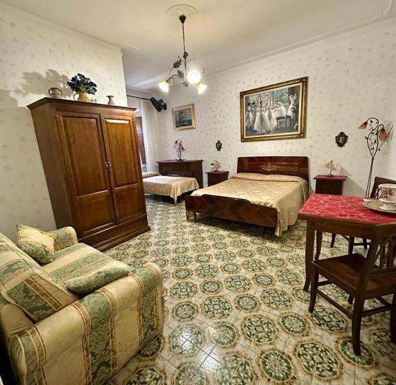 Семейный Номер, Pensione Italia