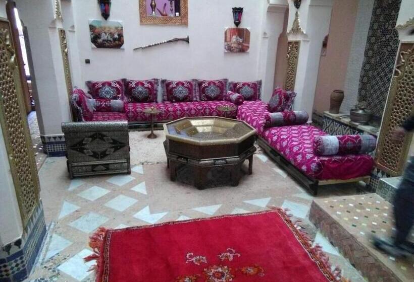 سوییت خانوادگی, Riad Yanis