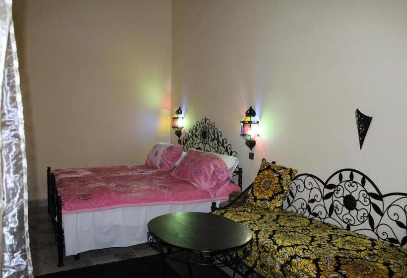 اتاق لوکس, Riad Yanis