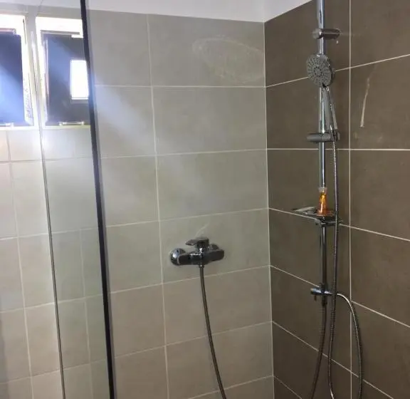 ２ベッドルームアパートメント, 4 Seasons Apartments