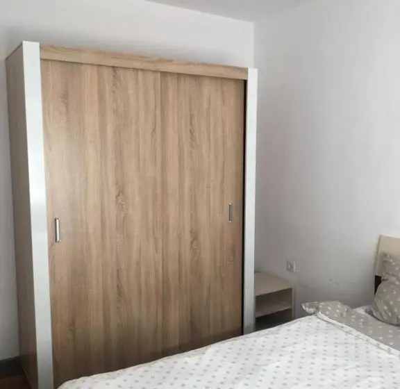 スタンダードスタジオ, 4 Seasons Apartments