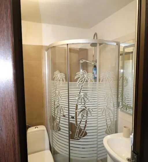 スタンダードスタジオ, 4 Seasons Apartments