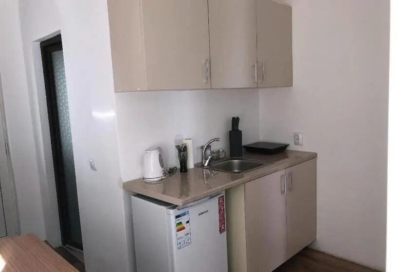 スタンダードスタジオ, 4 Seasons Apartments