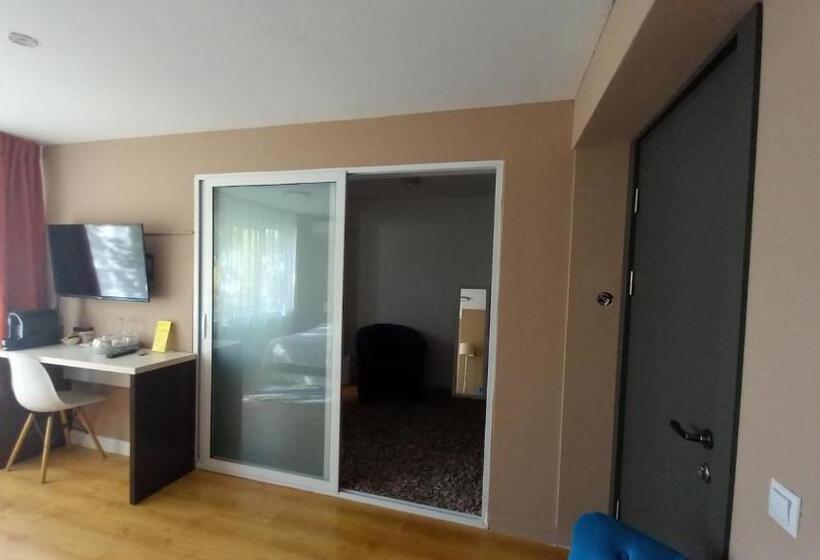 デラックススイート, 4 Seasons Apartments