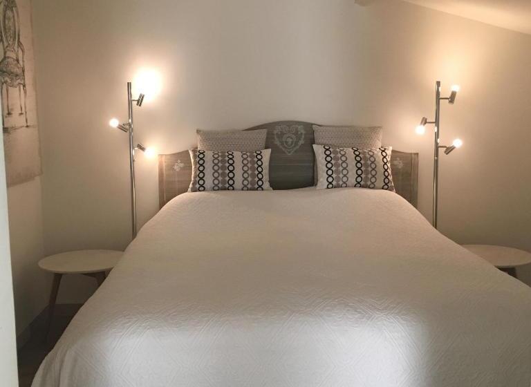 חדר דחוקס עם מיטת קינג, L  Esmerand