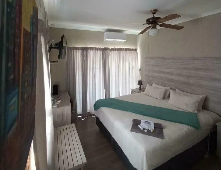 キングサイズベッドのデラックススイート, Kruger S Guest House