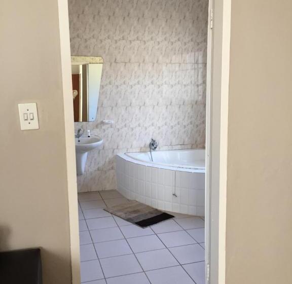 سوئیت پرزیدنت, African Kingdom Guest House