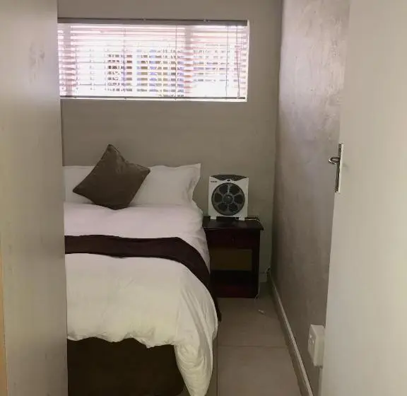 エコノミーシングルルーム, African Kingdom Guest House