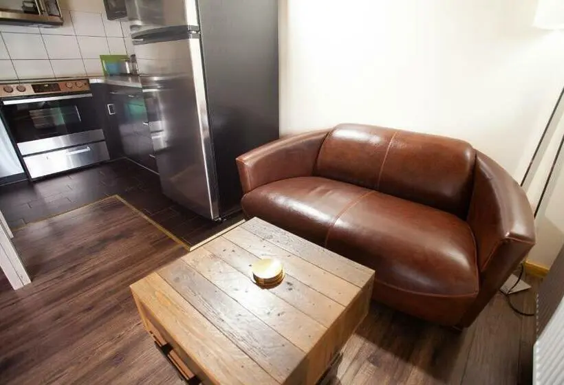 庭の見える１ベッドルームアパートメント, Red Cariboo Apartments
