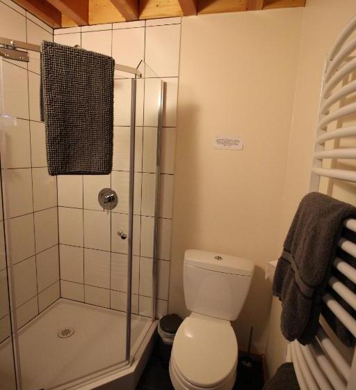 1 Bedroom Apartment Lake View, Red Cariboo Apartments
