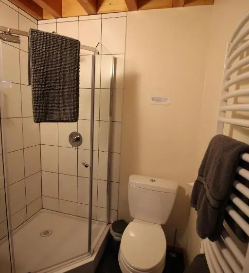1 Bedroom Apartment Lake View, Red Cariboo Apartments