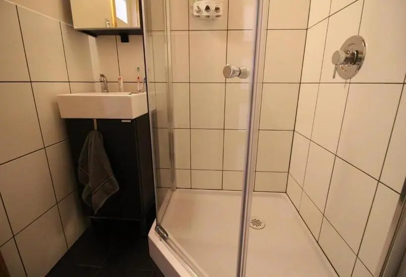 1 Bedroom Apartment Lake View, Red Cariboo Apartments