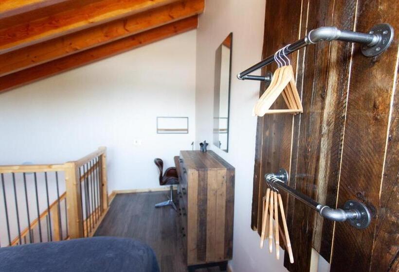 דירת חדר נוף לגינה, Red Cariboo Apartments